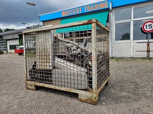 MAN Box with truck parts Bak met MAN vrachtwagen onderdelen