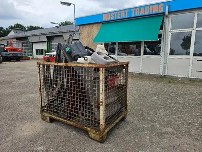 MAN Box with truck parts Bak met MAN vrachtwagen onderdelen — photo 1 of 12