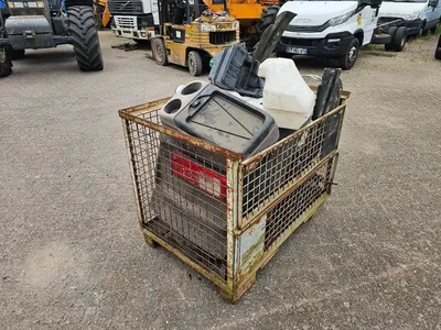 MAN Box with truck parts Bak met MAN vrachtwagen onderdelen — photo 11 of 12